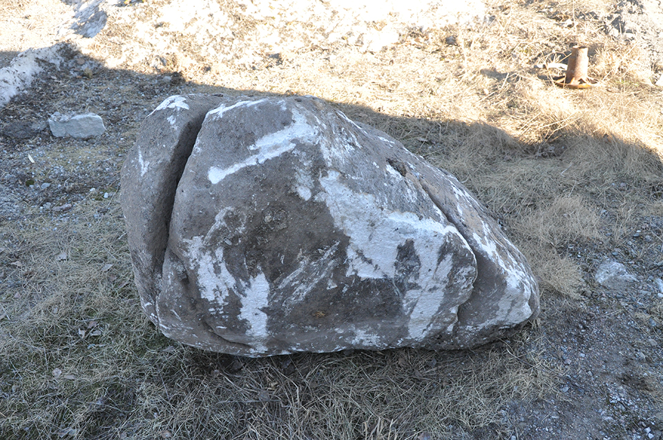 Sten med skåror som hittats vid schaktning utanför vandrarhemmet